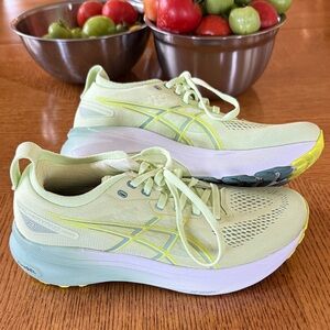 Women’s ASICS KAYANO 31 SIZE 8.5